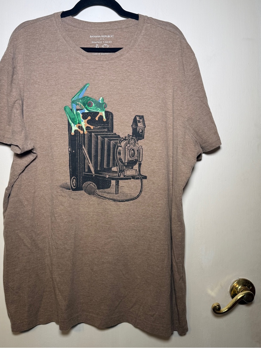Banana Republic Men’s Brown Graphic Camera T-Shirt - Frog Print 2XL